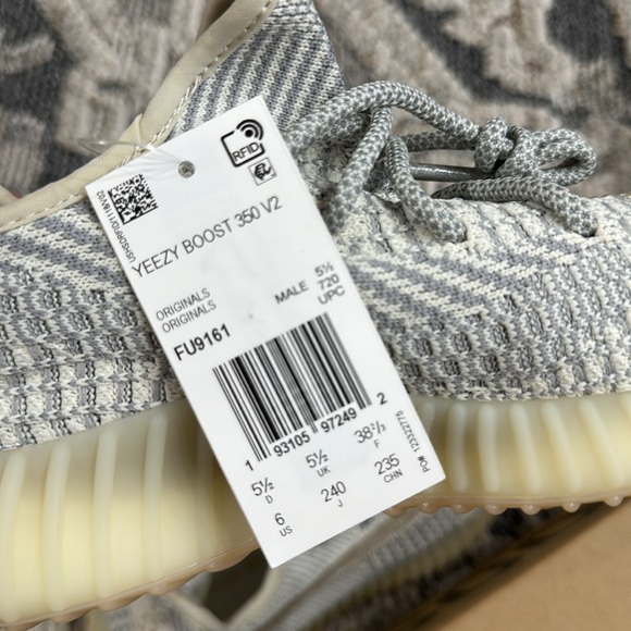 Yeezy 350 V2 - Picture 8 of 8